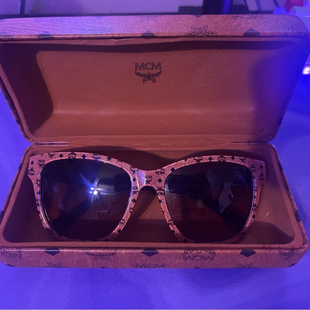MCM- visestos sunglasses